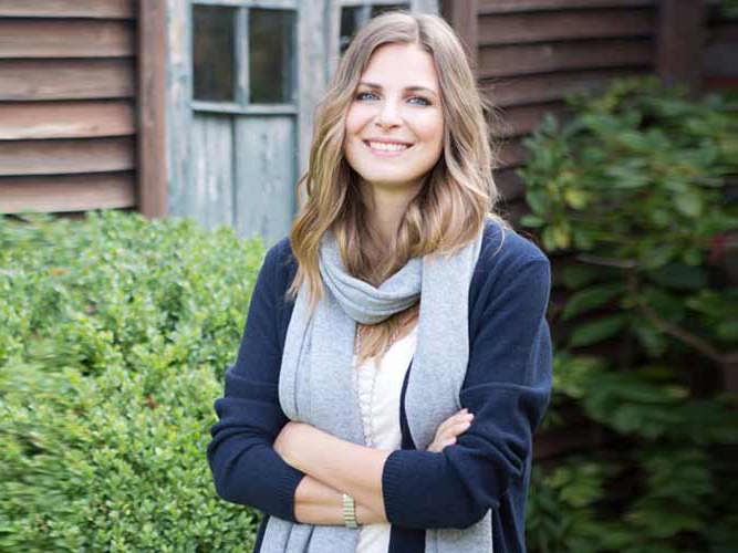 Kvinne bukplastikk fettsuging