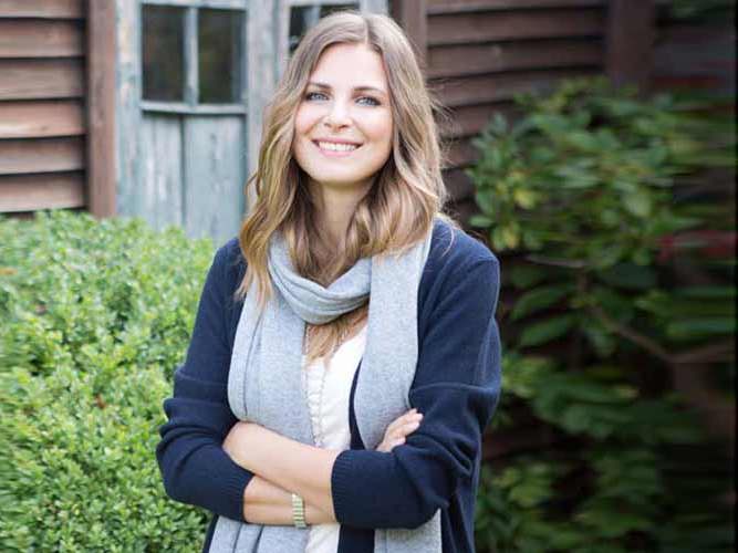 Kvinne bukplastikk fettsuging