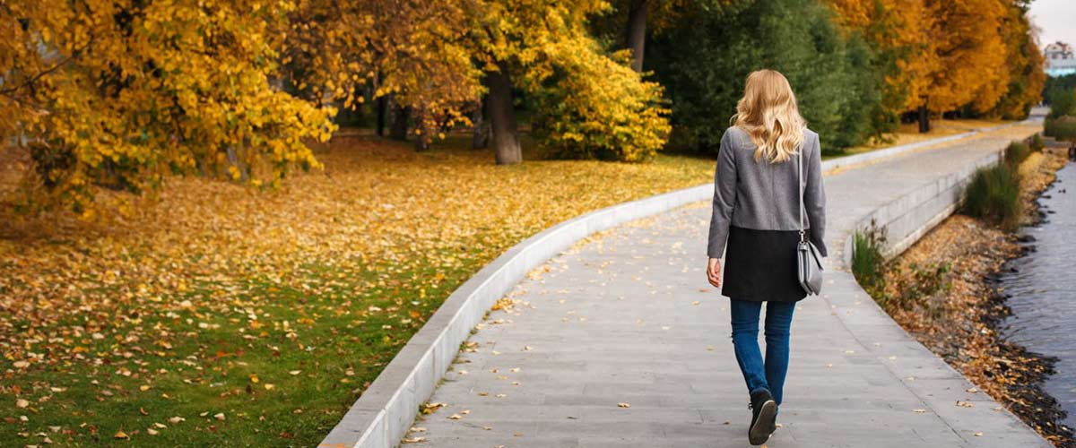 Kvinne går på en sti