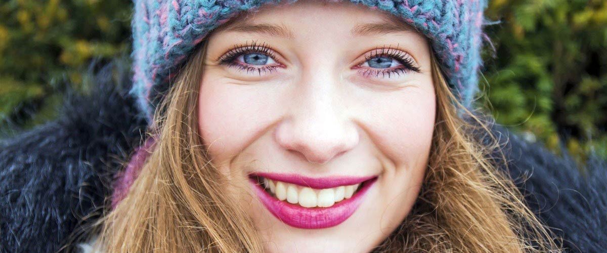 Nordisk kvinne smiler