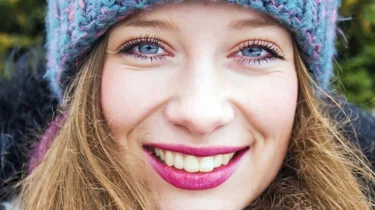 Nordisk kvinne smiler