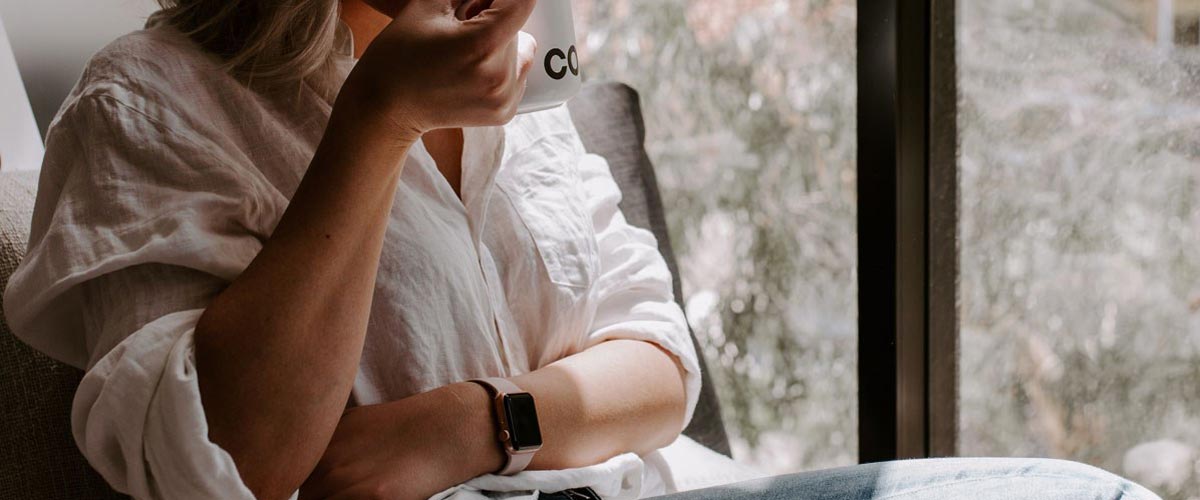 Kvinne som sitter i en stol