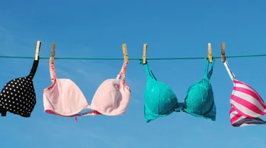 Snor med BH-er i ulik farger
