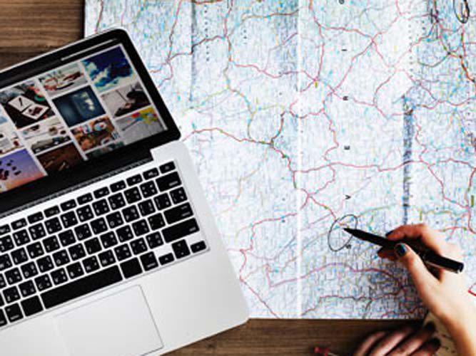 et stort kart liggende utbrettet på et bord. foto.