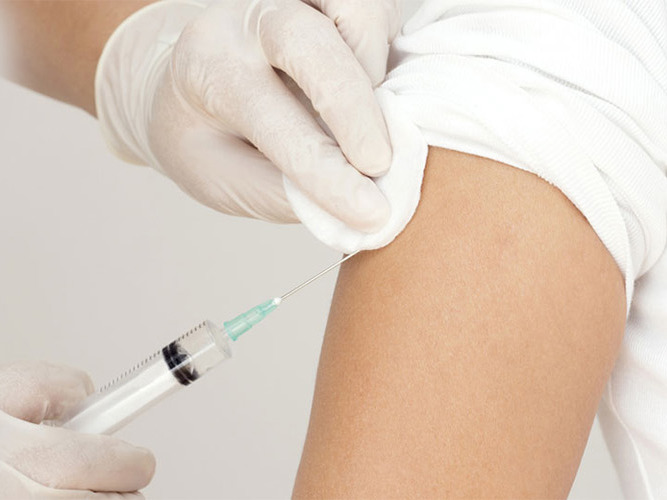 person får et sprøytestikk i armen. foto.