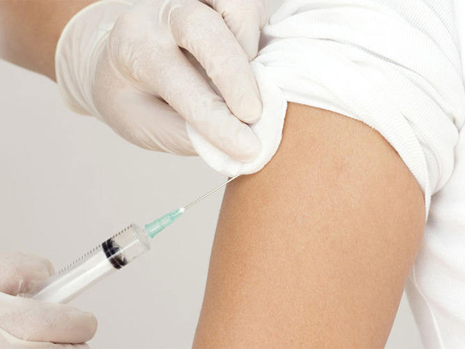 person får et sprøytestikk i armen. foto.