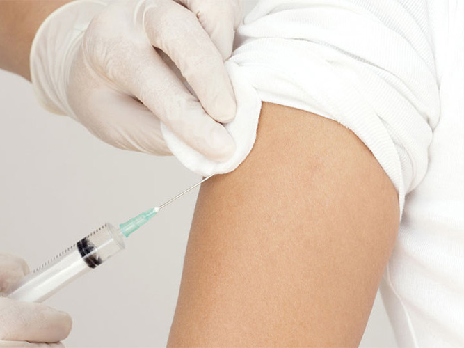 person får et sprøytestikk i armen. foto.