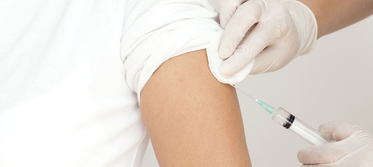 person får et sprøytestikk i armen. foto. 