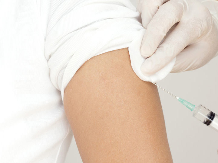 person får et sprøytestikk i armen. foto.