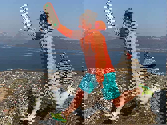 Hanne Maren på fjelltopp etter SASI-operasjon.