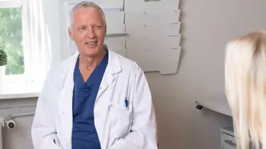 Kirurg Bent Johnny Neergård i konsultasjon.