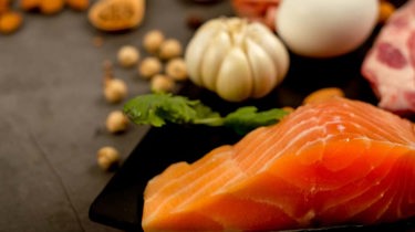 bilde av laks, kjøtt, nøtter og hvitløk.