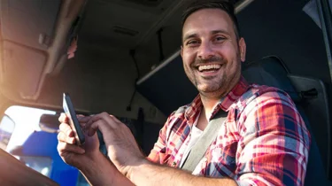 blid mannlig sjåfør.