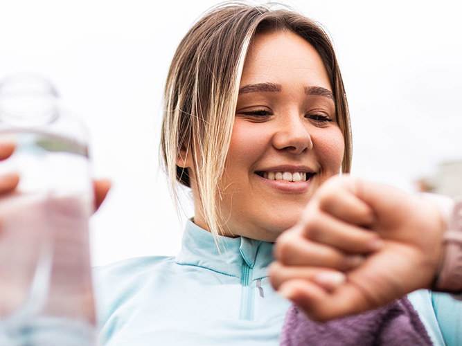 motivert ung kvinne på gåtur.