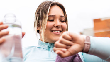 motivert ung kvinne på gåtur.