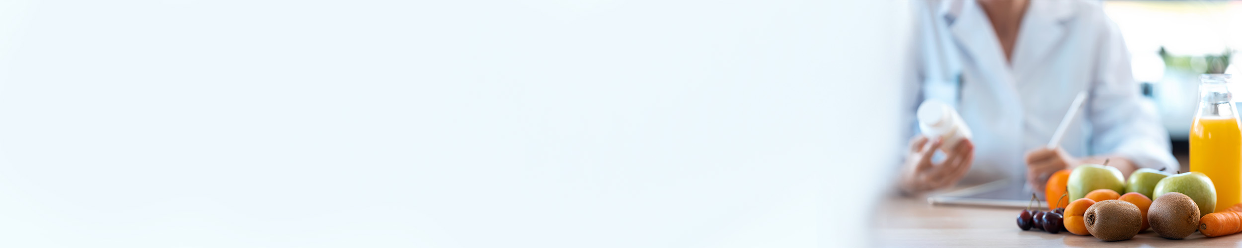 kvinne med en tablettboks i  hånden. sunn mat i forgrunnen.