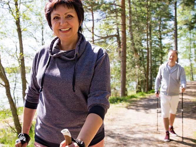 kvinne som går tur med staver.