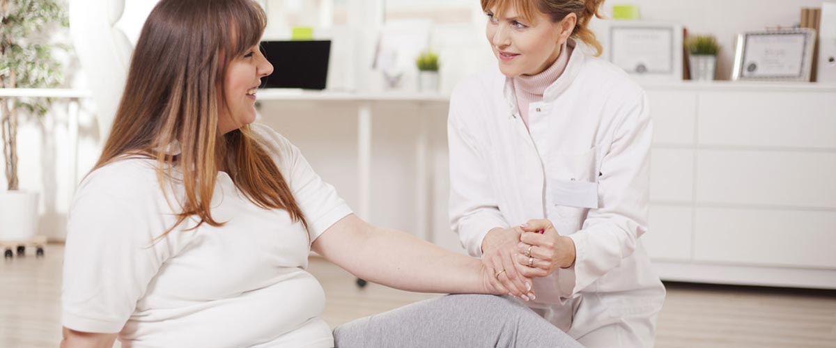 Overvektig kvinne på konsultasjon. 