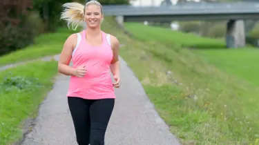 kvinne som jogger.