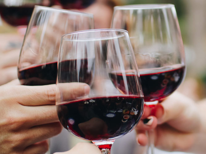 vinglass på et bord.