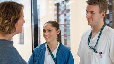 Anita diskuterer med helsepersonell.